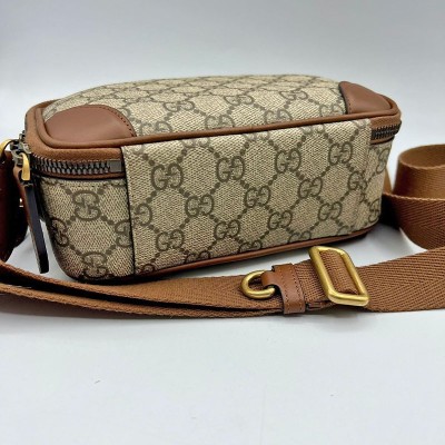 Super Mini borsa GG Emblem Gucci